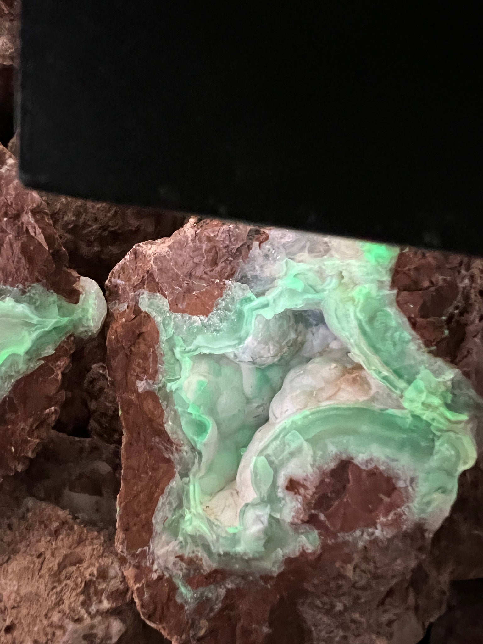 Geodes UV(OPEN), Mexico - 1 pound* – RoughStone.Rocks LLC
